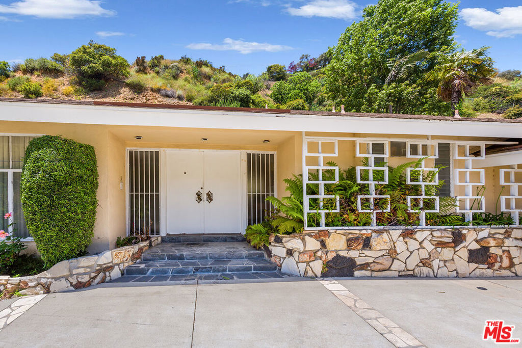 Sold 2321 Coldwater Canyon Drive, Beverly Hills, CA 90210 2 Beds / 2