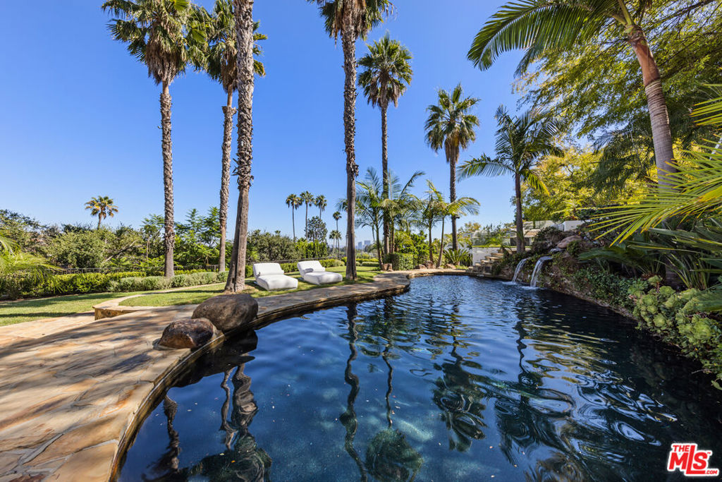 Sold 10048 Cielo Drive, Beverly Hills, CA 90210 7 Beds / 6 Full Baths / 1 Half Bath