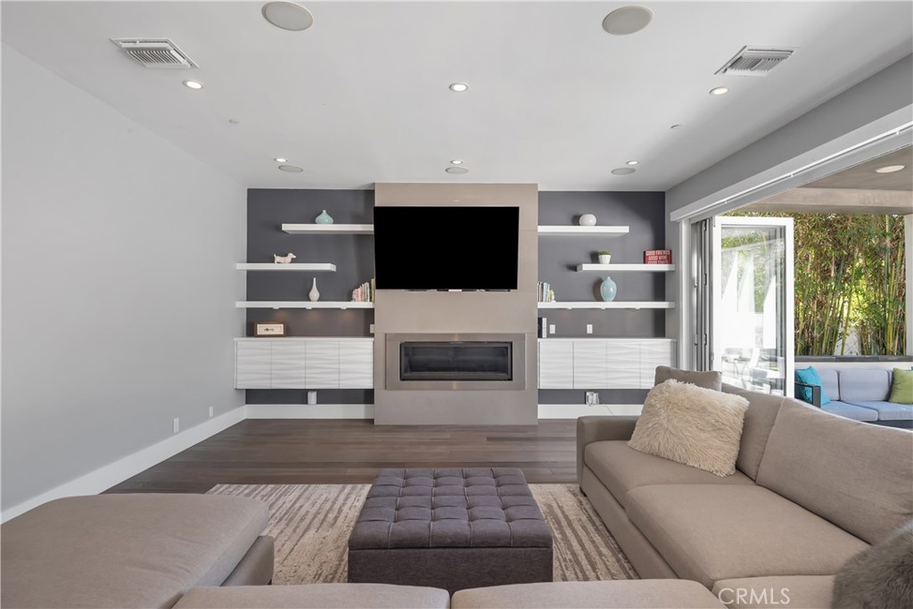 Sold 3251 Greenfield Avenue, Los Angeles, CA 90034 5 Beds / 4 Full